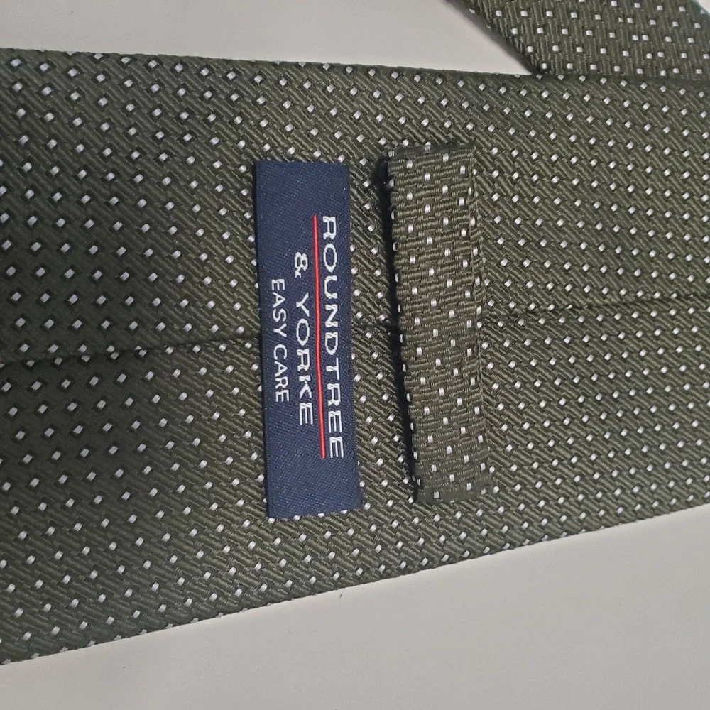 Roundtree & Yorke Tie Mens Olive Green Purple All Silk Geometric